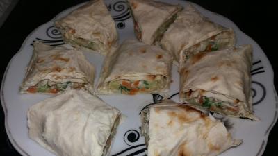 Lavaşda pendirli salat. Сырный салат в лаваше 