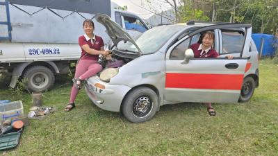 The girl repaired and restored a neighbors car whose engine was stalled.