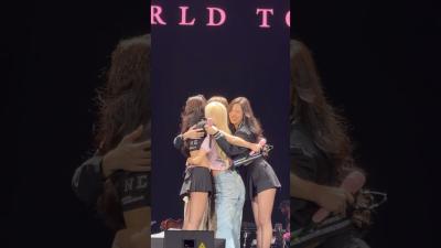 BLACKPINK LisaRosejisoojennie Four Best Friends Hug Hong Kong Concert