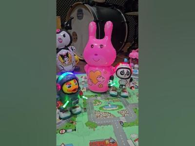 robot babybus dan robot bebek joget mimi cucu di depan balon loopy