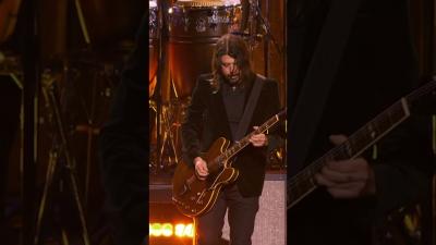 Lionel Richie  Dave Grohl Team Up for Easy Live Performance