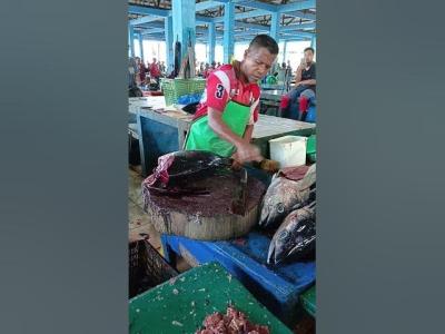 Good job this uncle cutting the fresh tuna so well fish fishcutting fyp seafood lokalmarket