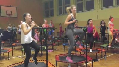 Joanna Kłosek Izabela Marian  Mazur Sylwia Chudyk oraz przyjaciel klubu NJN  Jumping Frog