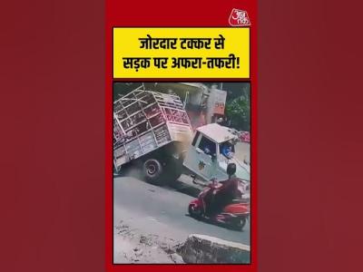 Viral Video  जरदर टककर स सडक पर अफरतफर viralvideo shortsvideo roadaccident aajtak